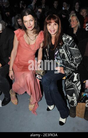 Milla Jovovovich und Victoria Abril bei John Galliano Herbst-Winter 2009/2010 Ready-to-Wear Collection Show in Paris, Frankreich am 11. März 2009. Foto von Frederic Nebinger/ABACAPRESS.COM Stockfoto