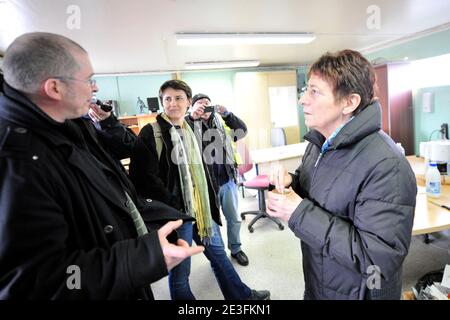 Arlette Laguiller et Nathalie Arthaud, nouvelle porte-parole de Lutte Ouvriere (LO) se sont rendues sur le site de l'usine Faurecia, une filiale de PSA,a Auchel, pres de Bethune dans le Pas-de-Calais, France, le 11 Mars, 2009 pour y rencontre les salarie Stockfoto