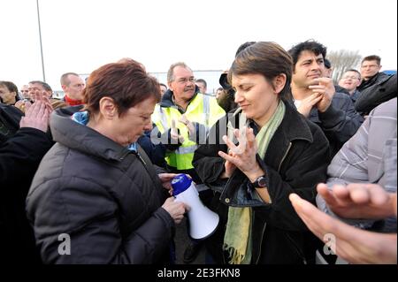 Arlette Laguiller et Nathalie Arthaud, nouvelle porte-parole de Lutte Ouvriere (LO) se sont rendues sur le site de l'usine Faurecia, une filiale de PSA,a Auchel, pres de Bethune dans le Pas-de-Calais, France, le 11 Mars, 2009 pour y rencontre les salarie Stockfoto