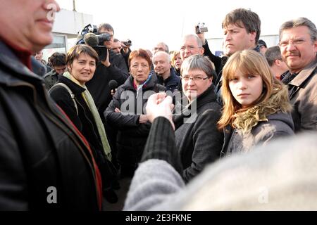 Arlette Laguiller et Nathalie Arthaud, nouvelle porte-parole de Lutte Ouvriere (LO) se sont rendues sur le site de l'usine Faurecia, une filiale de PSA,a Auchel, pres de Bethune dans le Pas-de-Calais, France, le 11 Mars, 2009 pour y rencontre les salarie Stockfoto