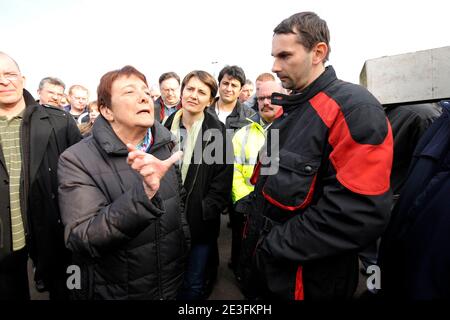 Arlette Laguiller et Nathalie Arthaud, nouvelle porte-parole de Lutte Ouvriere (LO) se sont rendues sur le site de l'usine Faurecia, une filiale de PSA,a Auchel, pres de Bethune dans le Pas-de-Calais, France, le 11 Mars, 2009 pour y rencontre les salarie Stockfoto