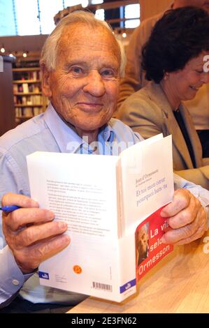 Jean D'Ormesson posiert während der Pariser Buchmesse 'Le Salon Du Livre', die am 15. März 2009 an der Porte de Versailles in Paris, Frankreich, stattfand. Foto von Giancarlo Gorassini/ABACAPRESS.COM Stockfoto