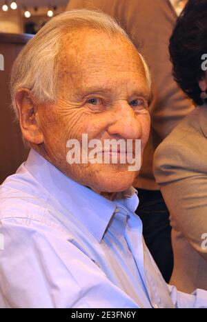 Jean D'Ormesson posiert während der Pariser Buchmesse 'Le Salon Du Livre', die am 15. März 2009 an der Porte de Versailles in Paris, Frankreich, stattfand. Foto von Giancarlo Gorassini/ABACAPRESS.COM Stockfoto