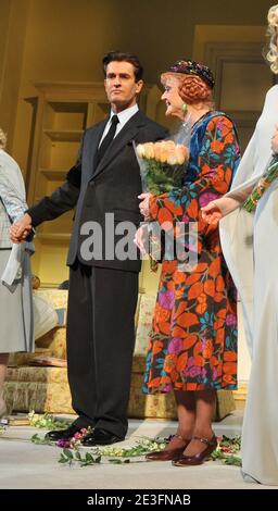 Die Schauspieler Rupert Everett und Angela Lansbury nehmen am 15. März 2009 am Vorhangaufruf zur Broadway-Eröffnungsnacht von 'Blithe Spirit' im Schubert Theater in New York City, USA Teil. Foto von Gregorio Binuya/ABACAPRESS.COM Stockfoto