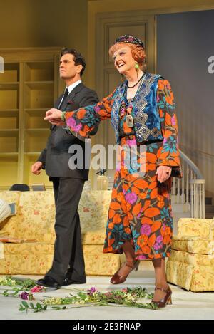 Die Schauspieler Rupert Everett und Angela Lansbury nehmen am 15. März 2009 am Vorhangaufruf zur Broadway-Eröffnungsnacht von 'Blithe Spirit' im Schubert Theater in New York City, USA Teil. Foto von Gregorio Binuya/ABACAPRESS.COM Stockfoto