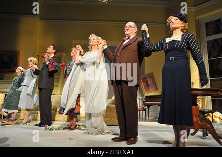 Die Schauspieler Rupert Everett (3. L) und Angela Lansbury (4. L) nehmen am 15. März 2009 am Vorhangaufruf zur Broadway-Eröffnungsnacht von 'Blithe Spirit' im Schubert Theater in New York City, USA, Teil. Foto von Gregorio Binuya/ABACAPRESS.COM Stockfoto