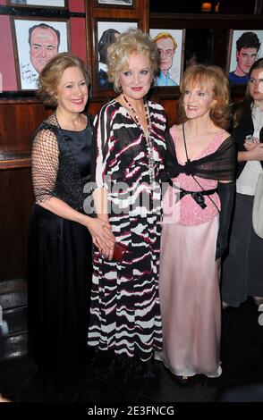 (L-R) die Schauspieler Jayne Atkinson, Christine Ebersole und Deborah Rush nehmen an der Afterparty für die Broadway-Eröffnungsnacht von "Blithe Spirit" Teil, die am 15. März 2009 im Sardi's in New York City, USA, stattfand. Foto von Gregorio Binuya/ABACAUSA.COM Stockfoto