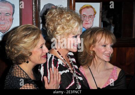 (L-R) die Schauspieler Jayne Atkinson, Christine Ebersole und Deborah Rush nehmen an der Afterparty für die Broadway-Eröffnungsnacht von "Blithe Spirit" Teil, die am 15. März 2009 im Sardi's in New York City, USA, stattfand. Foto von Gregorio Binuya/ABACAUSA.COM Stockfoto