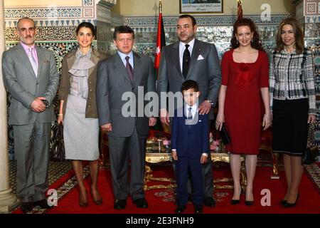 Marokkos König Mohammed VI. (C), seine Frau Prinzessin Lalla Salma (2. V. R) und ihr Sohn Kronprinz Moulay Hassan erhalten Jordaniens König Abdullah II. (3. V. L), seine Frau Königin Rania (2. V. L), Und seine Cousine und Sonderberater Prinz Talal (L) und seine Frau Prinzessin Ghida (R), in Fez Royal Palace, in Marokko, am 15. März 2009. Jordan Royals sind auf einem 2-tägigen Besuch in Marokko. Foto von Balkis Press/ABACAPRESS.COM Stockfoto