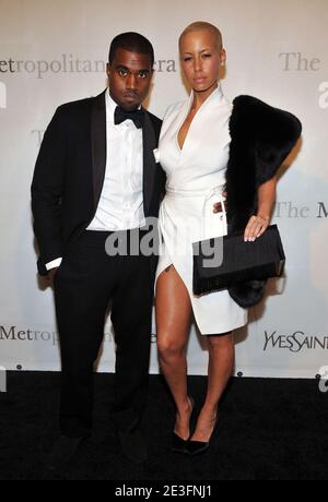 Rapper Kanye West und Freundin Model Amber Rose bei der Metropolitan Opera zur Feier ihrer 125. Saison und Placido Domingos 40-jähriges Jubiläum am 15. März 2009 im MET, im Metropilitan Opera House MET, Lincoln Center in New York City, NY, USA. Foto von S.Vlasic/ABACAPRESS.COM Stockfoto