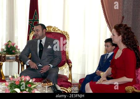 Marokkos König Mohammed VI, seine Frau Prinzessin Lalla Salma und ihr Sohn Kronprinz Moulay Hassan gesehen, wie sie Jordan Royals im Fez Royal Palace, in Marokko, am 15. März 2009 empfangen. Jordan Royals sind auf einem 2-tägigen Besuch in Marokko. Foto von Balkis Press/ABACAPRESS.COM Stockfoto