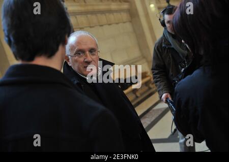 Der Laie von Yvan Colonna Antoine Sollacaro beantwortet am 16. März 2009 im Pariser Gerichtsgebäude Fragen von Journalisten. Antoine Sollacaro weigert sich, aus Protest gegen die Weigerung des Gerichts, eine Wiederherstellung des Mordes an Erignac in Ajaccio, Korsika, zu veranstalten, erneut zu erscheinen. Foto von Mousse/ABACAPRESS.COM Stockfoto