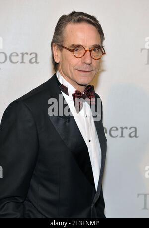 Schauspieler Jeremy Irons bei der Ankunft an der Metropolitan Opera zur Feier ihrer 125. Saison und Placido Domingos 40-jähriges Jubiläum im MET, im Metropilitan Opera House MET, Lincoln Center in New York City, NY, USA am 15. März 2009. Foto von S.Vlasic/ABACAPRESS.COM Stockfoto