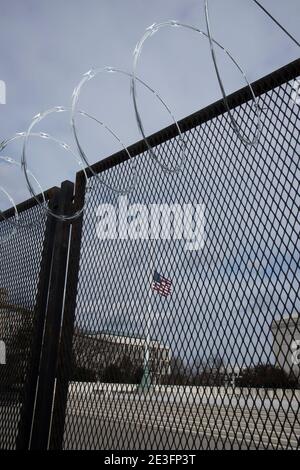 Washington, DC, 18. Januar 2021, USA: Der Oberste Gerichtshof der USA ist von Zäunen und Stacheldraht umgeben, um sich auf die Amtseinführung des Präsidenten Cerem vorzubereiten Stockfoto