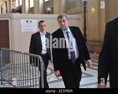 Richter Gilbert Thiel kommt am Pariser Gerichtsgebäude an, um beim Prozess gegen Yvan Colonna am 18. März 2009 in Paris, Frankreich, zu bezeugen. Letzterer, ein 47-jähriger Ziegenhirte und Unabhängigkeitsaktivist, wird beschuldigt, Erignac, 60, im Februar 1998 ermordet zu haben, als er zu einem Konzertsaal in der südkorsischen Stadt Ajaccio ging. Yvan Colonna, der Sohn eines ehemaligen korsischen parlamentsmitglieds, versteckte sich mehrere Jahre in den Bergen Korsikas, nachdem er im Fall als Verdächtiger benannt wurde. 2003 wurde er schließlich gefangen genommen. Foto von Mousse/ABACAPRESS.COM Stockfoto