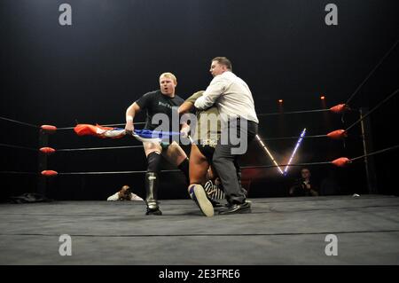 Paul Tracey gegen Rene Dupree während der Catch American Wrestling Extreme Tour 2009 im Zenith in Paris, Frankreich am 18. März 2009. Foto von Thierry Plessis/ABACAPRESS.COM Stockfoto