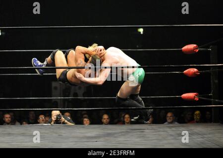 Paul Tracey gegen Rene Dupree während der Catch American Wrestling Extreme Tour 2009 im Zenith in Paris, Frankreich am 18. März 2009. Foto von Thierry Plessis/ABACAPRESS.COM Stockfoto