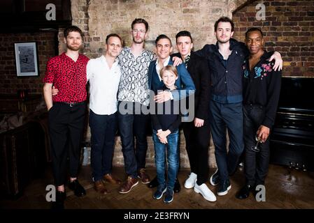 Kyle Soller, Robert Boulter, Hugo Bolton, Matthew Lopez, Josh, Samuel H Levine, Paul Hilton und Syrus Lowe besuchen die Vererbung Presse Tag nach Show Party im Century Club, London. Stockfoto