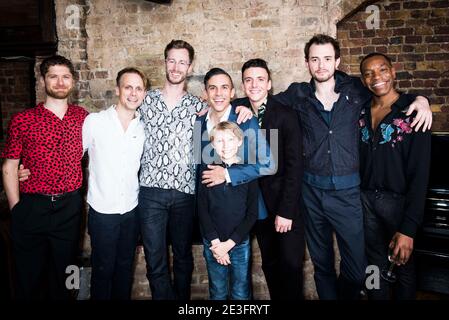 Kyle Soller, Robert Boulter, Hugo Bolton, Matthew Lopez, Josh, Samuel H Levine, Paul Hilton und Syrus Lowe besuchen die Vererbung Presse Tag nach Show Party im Century Club, London. Stockfoto