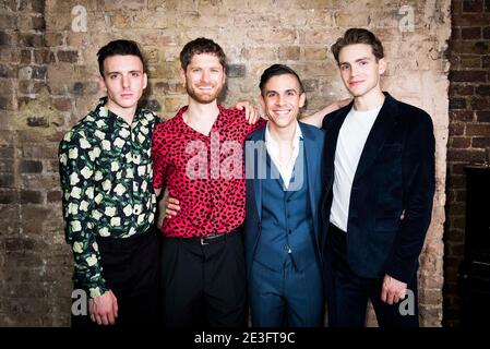 Samuel H Levine, Kyle Soller, Matthew Lopez und Andrew Burnap besuchen die Vererbung Presse Tag nach Show Party im Century Club, London. Stockfoto