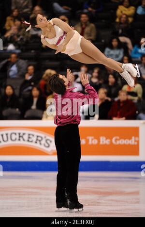 Jessica Dube und Bryce Davison aus Kanada führen das Kurzprogramm der Paare während der 2009 World Figure Skating Championships durch, die am 24. März 2009 im Staples Center in Los Angeles stattfinden. Foto von Lionel Hahn/ABACAPRESS.COM Stockfoto