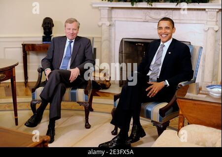 US-Präsident Barack Obama trifft NATO-Generalsekretär Jaap de Hoop Scheffer im Oval Office des Weißen Hauses am 25. März 2009 in Washington, DC, USA. Foto von Olivier Douliery/ABACAPRESS.COM (im Bild: Barack Obama, General Jaap de Hoop Scheffer ) Stockfoto