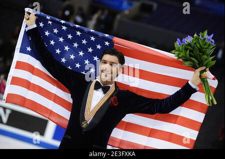 Evan Lysacek aus den USA feiert seine Goldmedaille bei den Eiskunstlauf-Weltmeisterschaften 2009, die am 26. März 2009 im Staples Center in Los Angeles, CA, USA, ausgetragen werden. Foto von Lionel Hahn/ABACAPRESS.COM Stockfoto