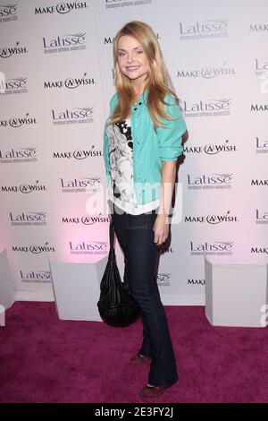 Izabella Miko kommt zur Launch Party for Latisse, die am 26. März 2009 in Los Angeles, CA, USA, in 800 N. La Cienega stattfand. (Bild: Izabella Miko). Foto von Adam Orchon/ABACAPRESS.COM Stockfoto