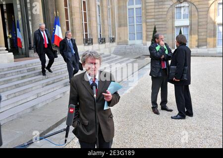 Der französische Gewerkschaftsführer der FO, Jean-Claude Mailly, spricht vor der Presse im Beisein des Gewerkschaftsführers der CGC, Bernard Van Craeynest, des Gewerkschaftsführers der CFTC, Jacques Voisin, des Gewerkschaftsführers der CFDT, Francois Chereque und des Gewerkschaftsführers der CGT, Bernard Thibault, am 30. März 2009 im präsidentiellen Elysee-Palast in Paris, Frankreich. Nach einem sozialen Treffen zwischen Gewerkschaftsführern und dem französischen Präsidenten Nicolas Sarkozy vor dem G20-Gipfel in London. Foto von Mousse/ABACAPRESS.COM Stockfoto