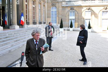 Der französische Gewerkschaftsführer der FO, Jean-Claude Mailly, spricht am 30. März 2009 in Anwesenheit des Gewerkschaftsführers der CFDT, Francois Chereque, und des Gewerkschaftsführers der CGT, Bernard Thibault, vor der Presse im präsidentiellen Elysee-Palast in Paris, Frankreich. Nach einem sozialen Treffen zwischen Gewerkschaftsführern und dem französischen Präsidenten Nicolas Sarkozy vor dem G20-Gipfel in London. Foto von Mousse/ABACAPRESS.COM Stockfoto