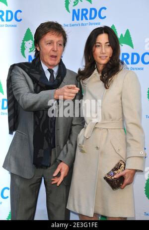 Sir Paul McCartney und seine Freundin Nancy Shevell kommen am 30. März 2009 bei der 11. Jährlichen "Forces for Nature" Benefit des Natural Resources Defence Council in der 583 Park Avenue in New York City, NY, USA an. Foto von Gregorio Binuya/ABACAPRESS.COM Stockfoto