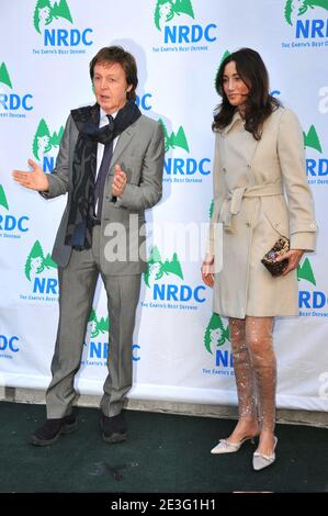 Sir Paul McCartney und seine Freundin Nancy Shevell kommen am 30. März 2009 bei der 11. Jährlichen "Forces for Nature" Benefit des Natural Resources Defence Council in der 583 Park Avenue in New York City, NY, USA an. Foto von Gregorio Binuya/ABACAPRESS.COM Stockfoto