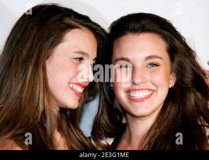 Schauspielerin Andie MacDowell's Töchter Rainey Qualley (L) und Sarah Margaret Qualley bei der 2009 Dressed to Kilt Tartan Week Kick-off Veranstaltung in der M2 Lounge in New York City, NY, USA am 30. März 2009. Foto von Donna ward/ABACAPRESS.COM Stockfoto