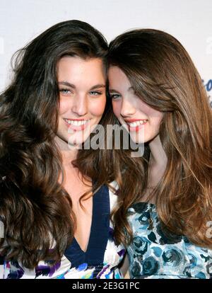 Schauspielerin Andie MacDowell's Töchter Rainey Qualley (L) und Sarah Margaret Qualley bei der 2009 Dressed to Kilt Tartan Week Kick-off Veranstaltung in der M2 Lounge in New York City, NY, USA am 30. März 2009. Foto von Donna ward/ABACAPRESS.COM Stockfoto