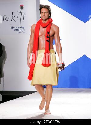Model Marcus Schenkenberg läuft während des 2009 Dressed to Kilt Tartan Week Kick-off Fashion Events in der M2 Lounge in New York City, NY, USA am 30. März 2009 auf der Piste. Foto von Donna ward/ABACAPRESS.COM Stockfoto