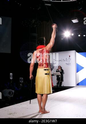 Model Marcus Schenkenberg läuft während des 2009 Dressed to Kilt Tartan Week Kick-off Fashion Events in der M2 Lounge in New York City, NY, USA am 30. März 2009 auf der Piste. Foto von Donna ward/ABACAPRESS.COM Stockfoto