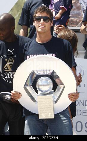 Bordeaux-Fußballspieler Yoann Gourcuff hält am 31. Mai 2009 den französischen First League Cup auf dem Quinconces Platz in Bordeaux, Frankreich, nachdem sie am 30. Mai 2009 in Caen ihr französisches First League Soccer Final gegen Caen gewonnen hatten. Bordeaux holte ihren ersten französischen Meistertitel in der Liga seit 10 Jahren, nachdem er am letzten Tag der Saison 1-0 gewonnen hatte. Foto von Patrick Bernard/ABACAPRESS.COM Stockfoto