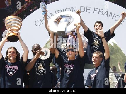 Bordeaux-Fußballspieler Yoann Gourcuff hält am 31. Mai 2009 den französischen First League Cup auf dem Quinconces Platz in Bordeaux, Frankreich, nachdem sie am 30. Mai 2009 in Caen ihr französisches First League Soccer Final gegen Caen gewonnen hatten. Bordeaux holte ihren ersten französischen Meistertitel in der Liga seit 10 Jahren, nachdem er am letzten Tag der Saison 1-0 gewonnen hatte. Foto von Patrick Bernard/ABACAPRESS.COM Stockfoto