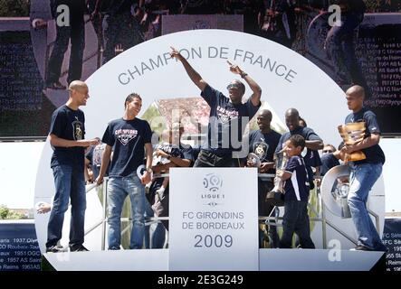 Bordeaux-Spieler Alou Diarra Gesten auf dem Quinconces Platz in Bordeaux, Frankreich am 31. Mai 2009, nachdem sie ihr Französisch First League Soccer Final Spiel gegen Caen am 30. Mai gewonnen, 2009 in Caen. Bordeaux holte ihren ersten französischen Meistertitel in der Liga seit 10 Jahren, nachdem er am letzten Tag der Saison 1-0 gewonnen hatte. Foto von Patrick Bernard/ABACAPRESS.COM Stockfoto