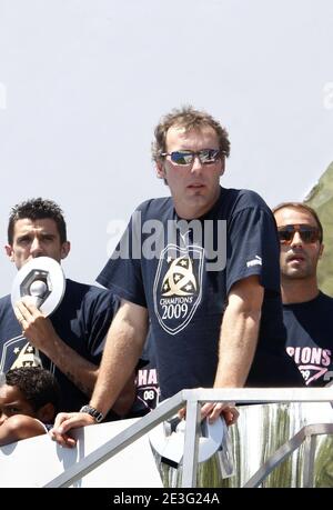 Bordeaux-Fußballtrainer Laurent Blanc am 31. Mai 2009 auf dem Quinconces-Platz in Bordeaux, Frankreich, nachdem sie am 30. Mai 2009 in Caen ihr Spiel im französischen Fußballfinale der ersten Liga gegen Caen gewonnen hatten. Bordeaux holte ihren ersten französischen Meistertitel in der Liga seit 10 Jahren, nachdem er am letzten Tag der Saison 1-0 gewonnen hatte. Foto von Patrick Bernard/ABACAPRESS.COM Stockfoto