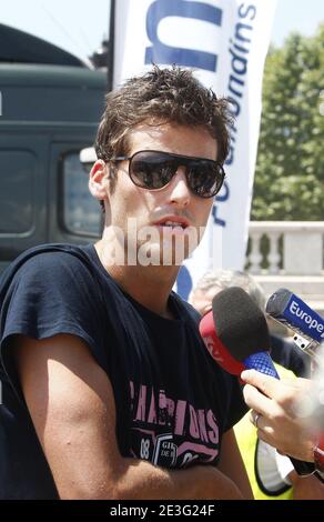 Bordeaux-Fußballspieler Yoann Gourcuff am 31. Mai 2009 auf dem Quinconces Platz in Bordeaux, Frankreich, nachdem sie am 30. Mai 2009 in Caen ihr Spiel der französischen First League Soccer Final gegen Caen gewonnen hatten. Bordeaux holte ihren ersten französischen Meistertitel in der Liga seit 10 Jahren, nachdem er am letzten Tag der Saison 1-0 gewonnen hatte. Foto von Patrick Bernard/ABACAPRESS.COM Stockfoto