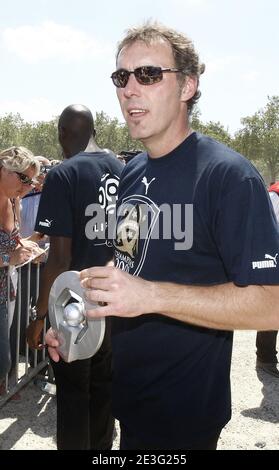 Bordeaux-Fußballtrainer Laurent Blanc am 31. Mai 2009 auf dem Quinconces-Platz in Bordeaux, Frankreich, nachdem sie am 30. Mai 2009 in Caen ihr Spiel im französischen Fußballfinale der ersten Liga gegen Caen gewonnen hatten. Bordeaux holte ihren ersten französischen Meistertitel in der Liga seit 10 Jahren, nachdem er am letzten Tag der Saison 1-0 gewonnen hatte. Foto von Patrick Bernard/ABACAPRESS.COM Stockfoto