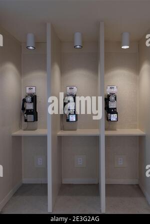 Alte Telefonzellen am TWA-Terminal am JFK-Flughafen In Queens NYC Stockfoto