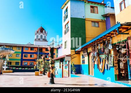 Die bunte Plazoleta de Los Zócalos in Guatape Dorf in Kolumbien mit schönen Zocalo Gemälden Stockfoto