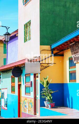 Die bunte Plazoleta de Los Zócalos in Guatape Dorf in Kolumbien mit schönen Zocalo Gemälden Stockfoto