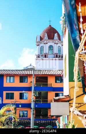 Die bunte Plazoleta de Los Zócalos in Guatape Dorf in Kolumbien mit schönen Zocalo Gemälden Stockfoto