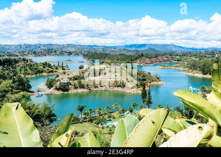 Blick auf die schöne Seenlandschaft von Guatape von der aus gesehen Piedra del Peñol in Kolumbien Stockfoto