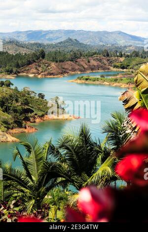 Blick auf die schöne Seenlandschaft von Guatape von der aus gesehen Piedra del Peñol in Kolumbien Stockfoto