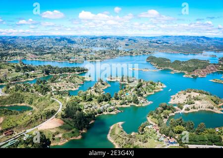 Blick auf die schöne Seenlandschaft von Guatape von der aus gesehen Piedra del Peñol in Kolumbien Stockfoto