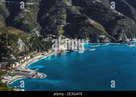 Luftaufnahme von Monterosso von punta mesco, einem italienischen Dorf am Mittelmeer mit bunten Häusern und Hafen in Cinque Terre National Par Stockfoto